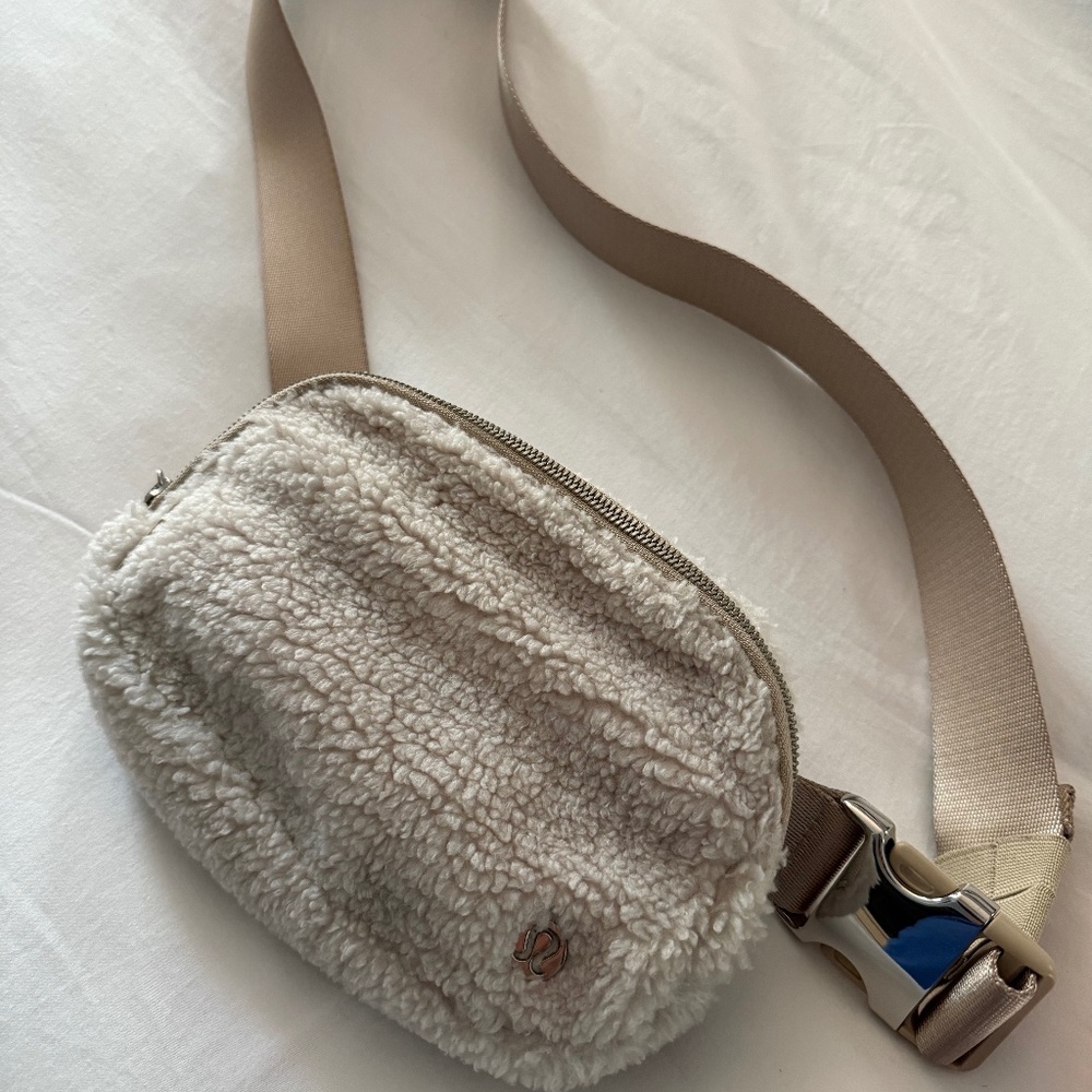 Lululemon side bag